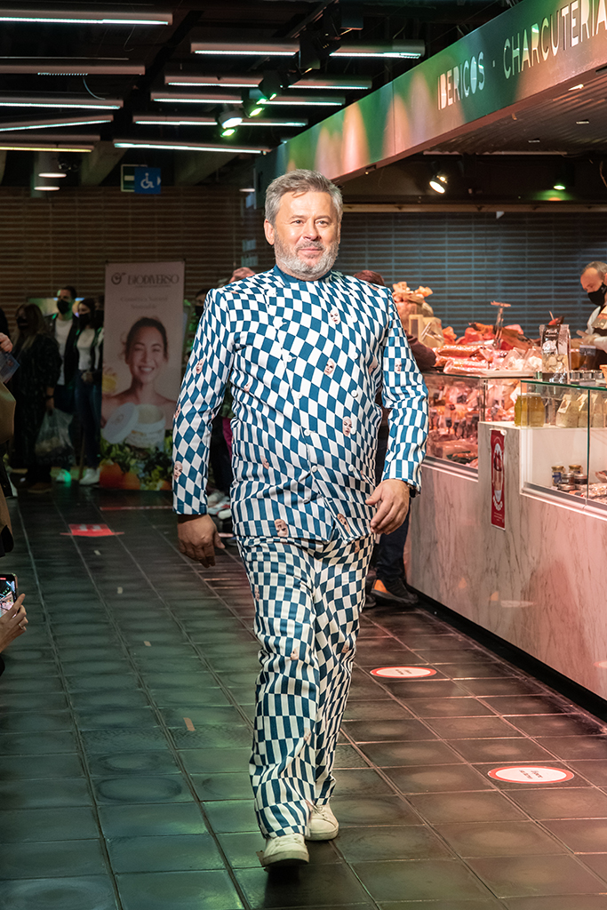 Eduardo Navarrete ha presentado desde el Mercado de San Antón, en pleno corazón de Madrid, su colección “Supermercados Navarrete”, en la que hace un homenaje a los oficios y pequeños comercios de los barrios a través de una moda para todos los públicos que han lucido desde Terelu Campos a Verónica Forqué.