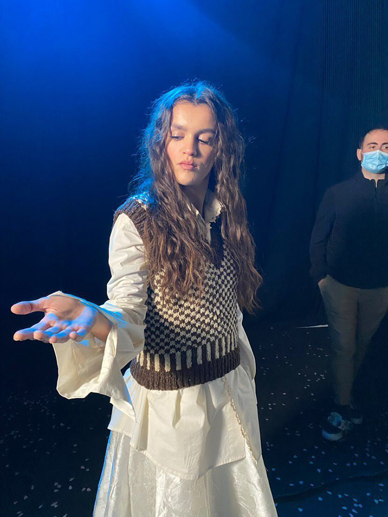 Amaia elige un vestido de Becomely para su nuevo videoclip Yamaguchi