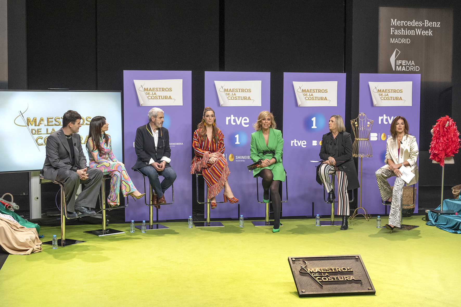 Foto de familia de izquierda a derecha:  Alejandro Gómez Palomo (director creativo de Palomo Spain) María Escoté Lorenzo Caprile Raquel Sánchez Silva María Eizaguirre, Directora de Comunicación y Participación de RTVE Ana María Bordás, Directora de Entretenimiento y Divulgación de RTVE Macarena Rey, CEO de Shine Iberia