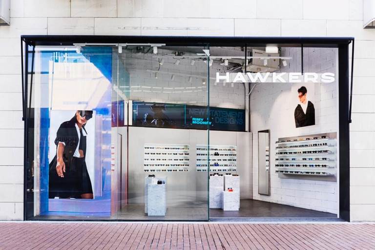 Los usuarios de Hawkers podrán encontrar las más de 680 referencias de gafas de sol y moda a través de la categoría de ‘Tiendas y Regalos’ de Glovo