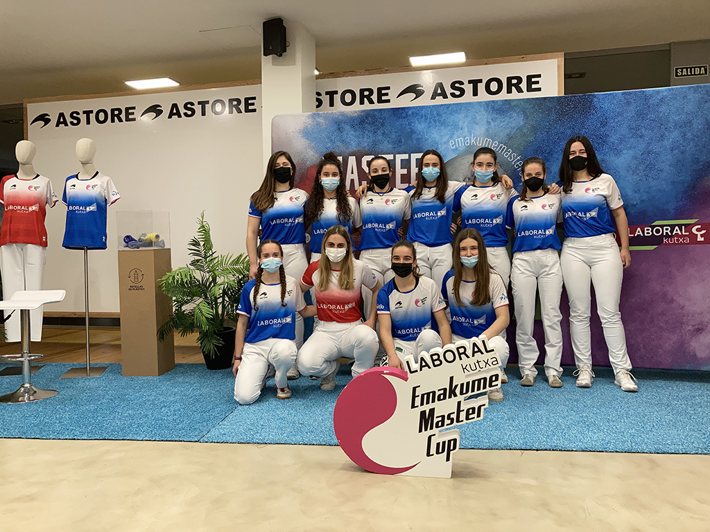 Astore diseña nuevas camisetas hechas con botellas de plástico reciclado para las pelotaris de la Emakume Master Cup