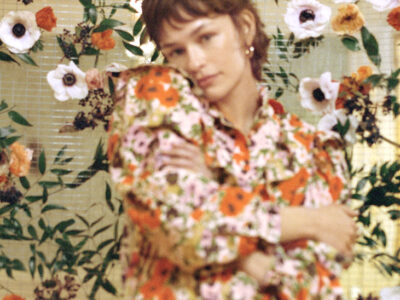 De estampado floral, con delicados volantes y colores vivos. Así es la blusa de & Other Stories de inspiración primaveral, elaborada de algodón y cuello alto que no pasará desapercibida esta temporada.