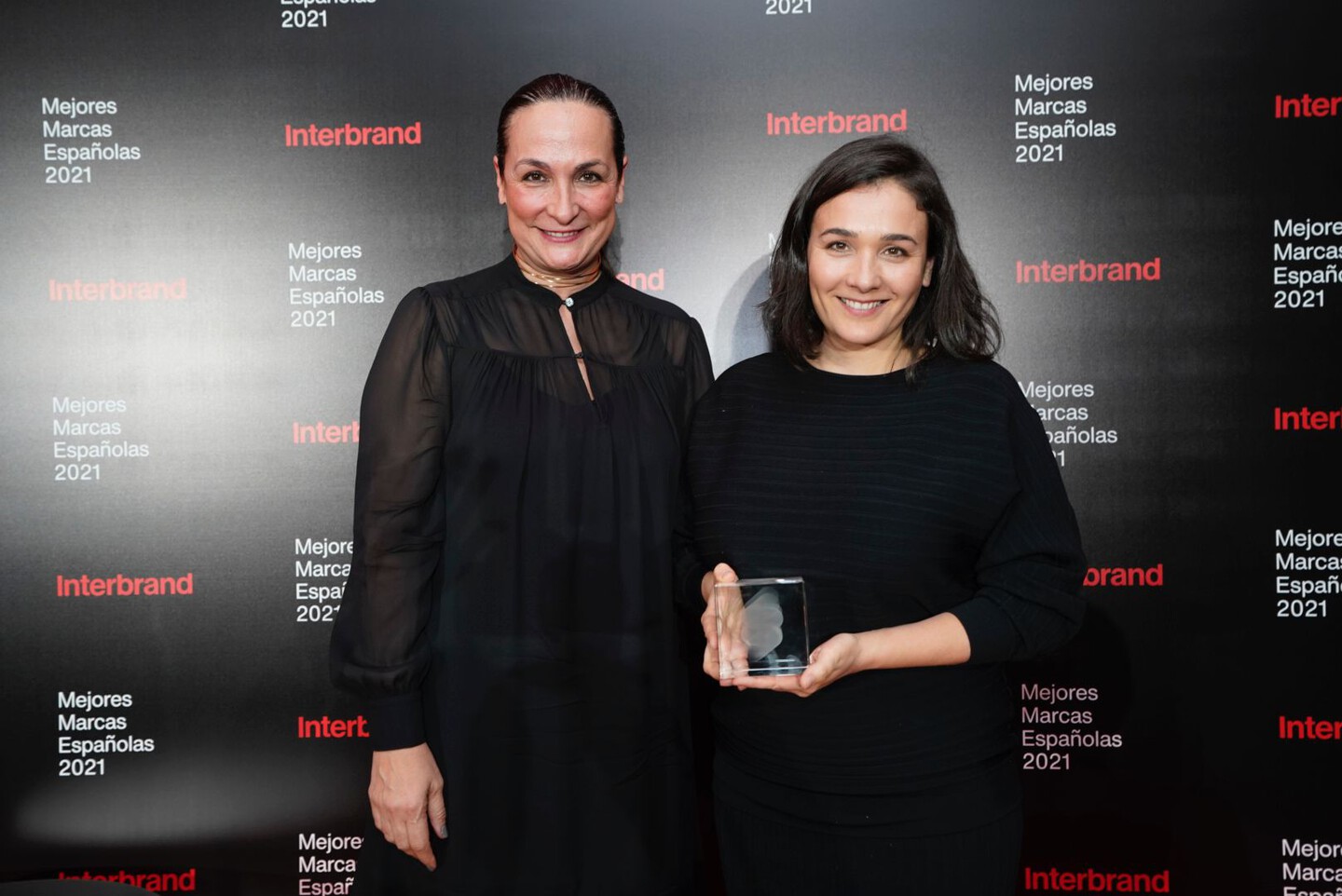 La CEO de Interbrand para Iberia y Oriente Medio, Nancy Villanueva, y la presidenta ejecutiva de Adolfo Dominguez, Adriana Domínguez.