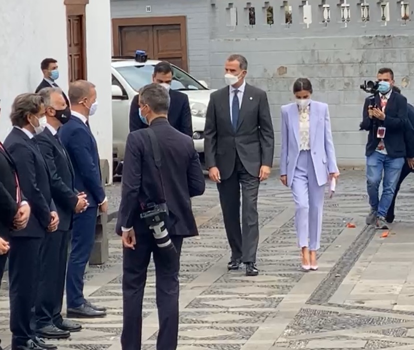 La Reina Doña Letizia apoya a los diseñadores de Isla Bonita en su visita con motivo del homenaje a la ejemplaridad del pueblo de La Palma