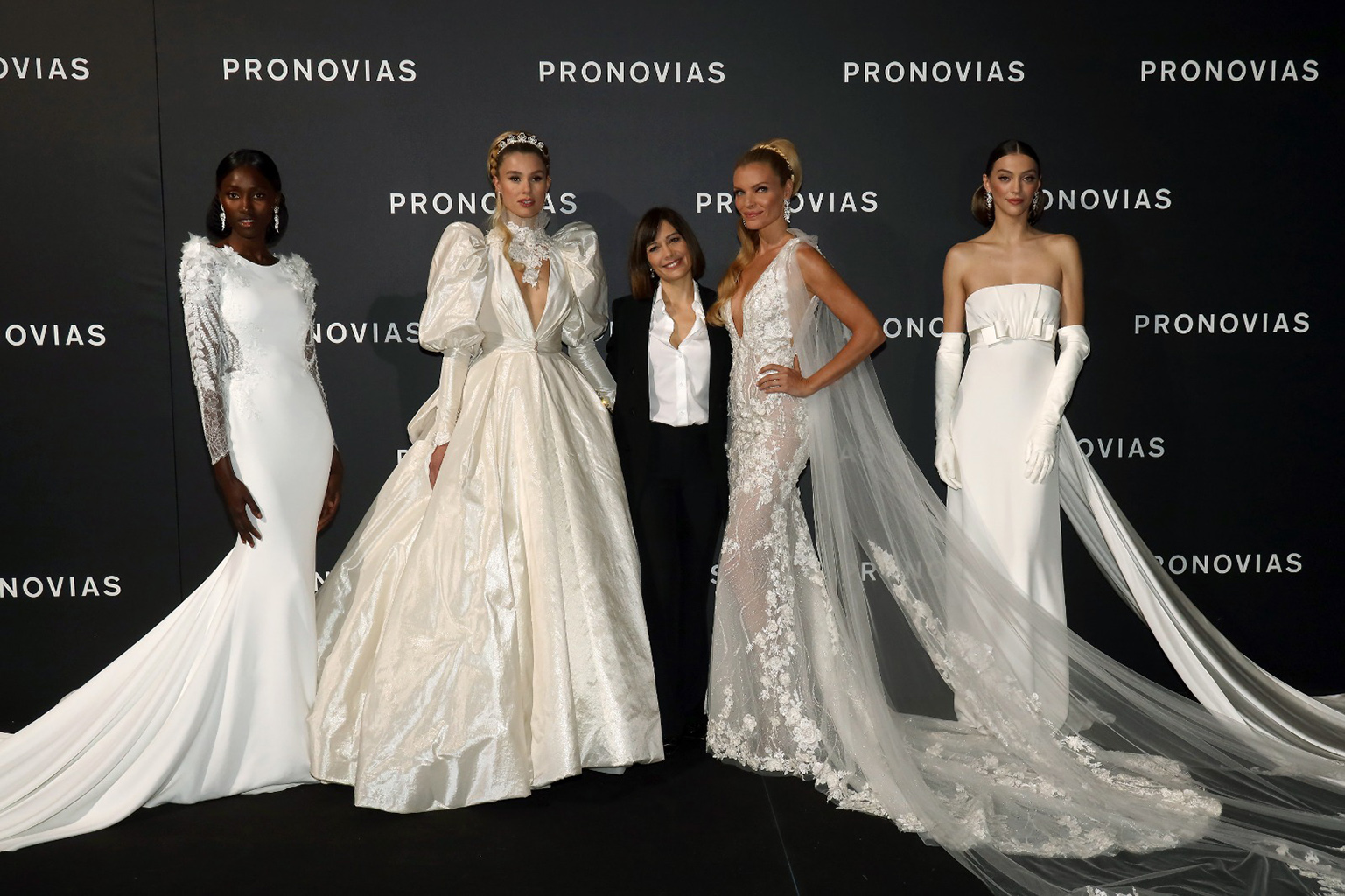 Esther Cañadas protagoniza el desfile de Pronovias en la Barcelona Bridal Fashion Week