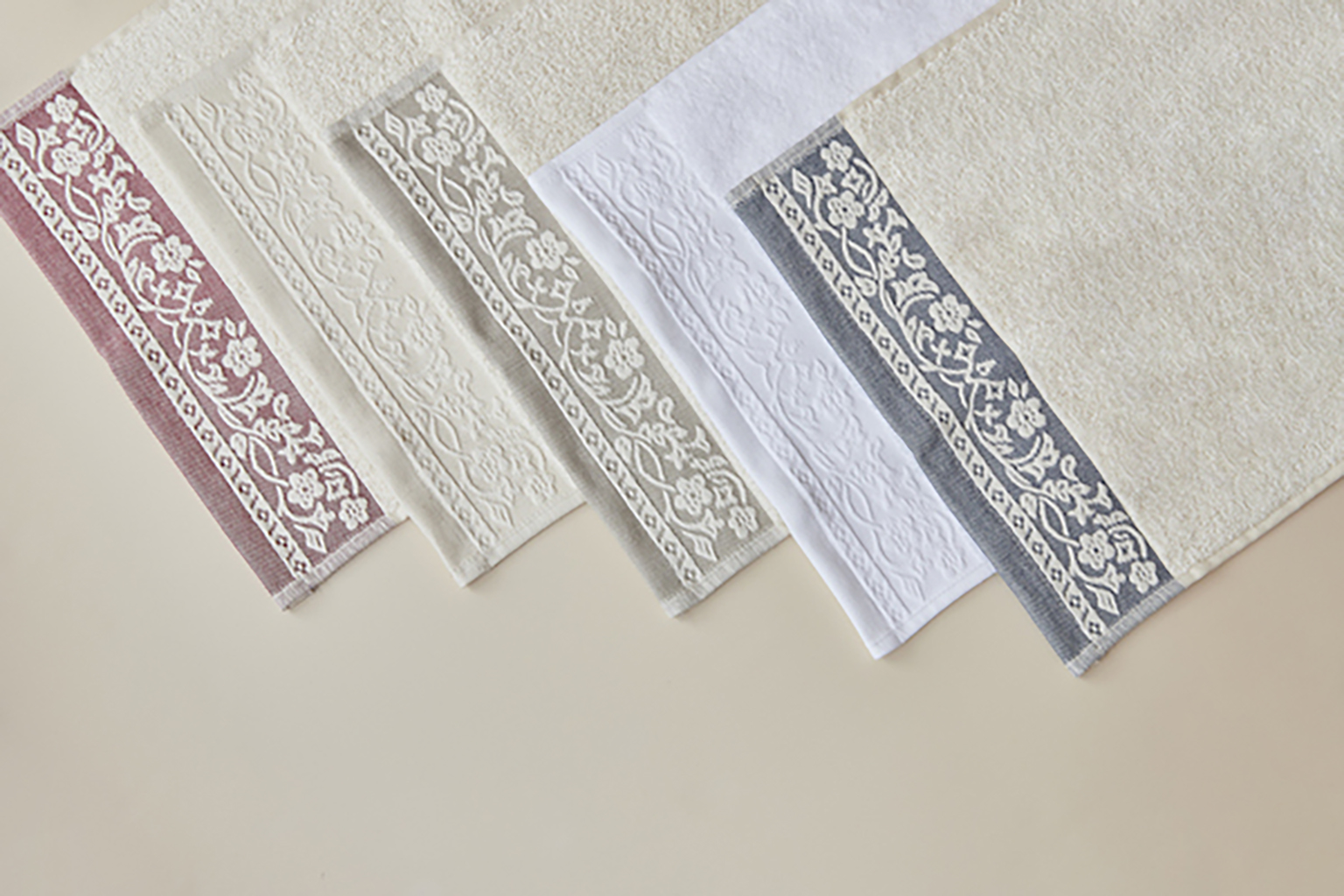 La histórica firma de textiles de baño Torres Novas suma el blanco y el natural como colores estrella a su colección Royale