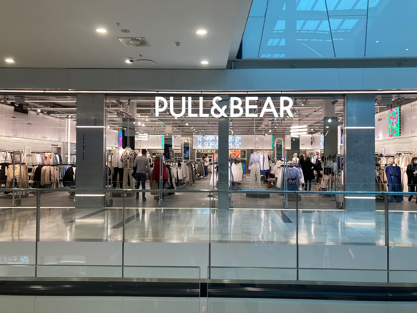 Pull&bear amplía y renueva su tienda del centro comercial