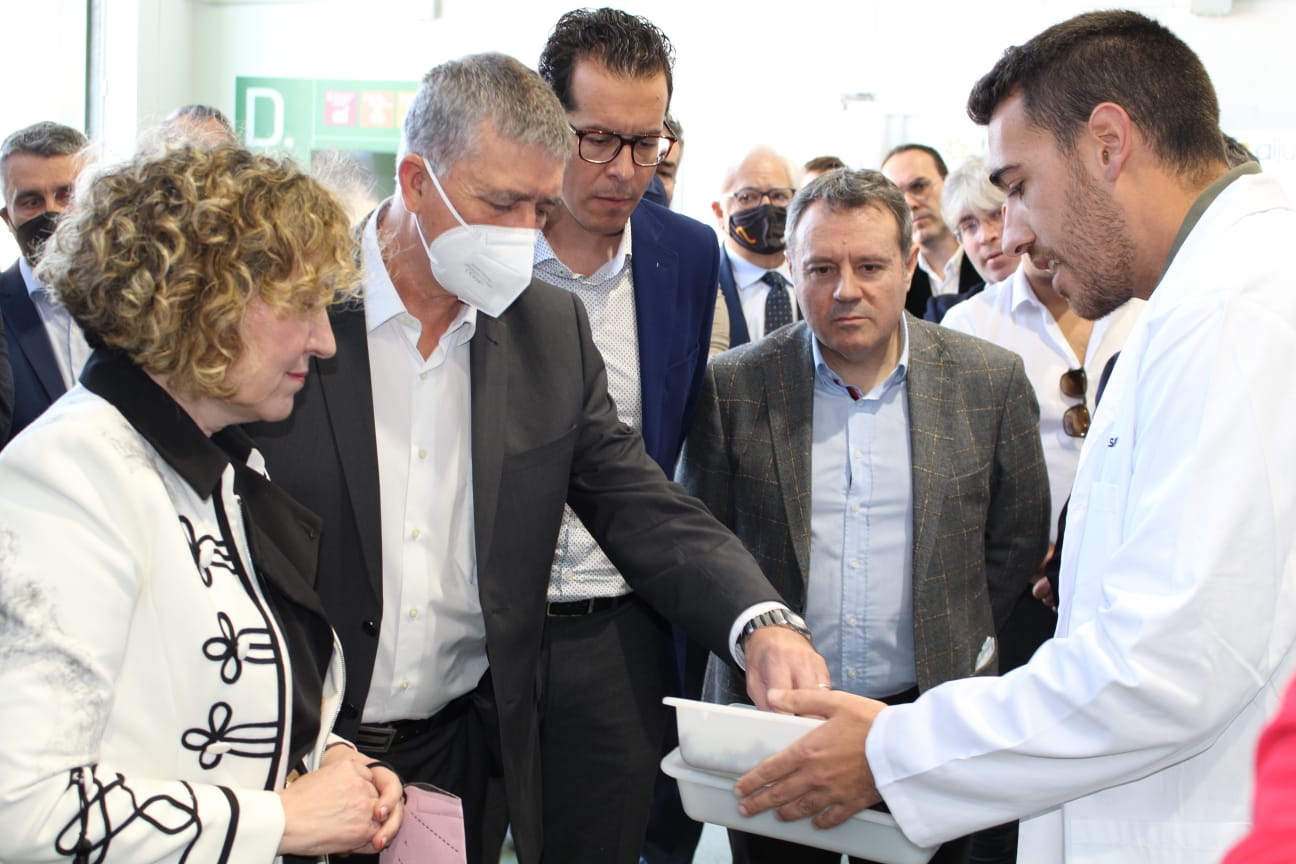 Rafa Climent visita la primera planta de reciclaje de España y Europa para los sectores del calzado, textil y juguete financiada por Ivace