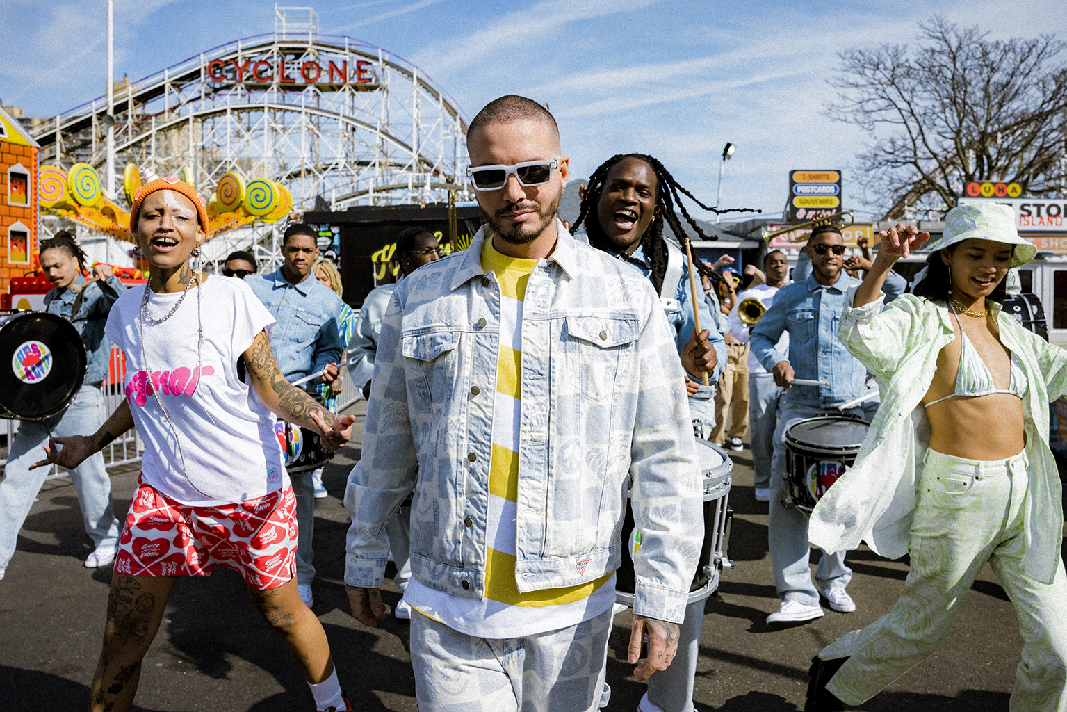 Guess, Inc. anuncia el regreso de la superestrella mundial de la música e  icono de la moda, J Balvin con la colección y campaña Guess Originals x J  Balvin Amor - Ediciones