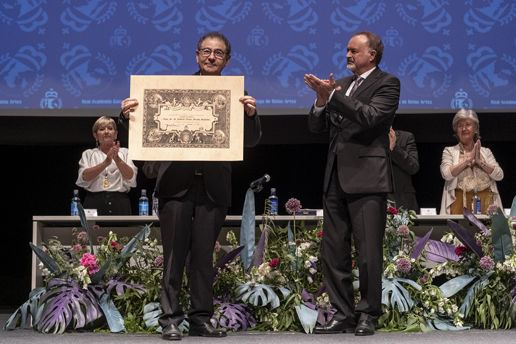 Roberto Verino destaca el papel de la moda como generador de “orgullo de país” en su discurso de ingreso en la Real Academia Galega de Bellas Artes