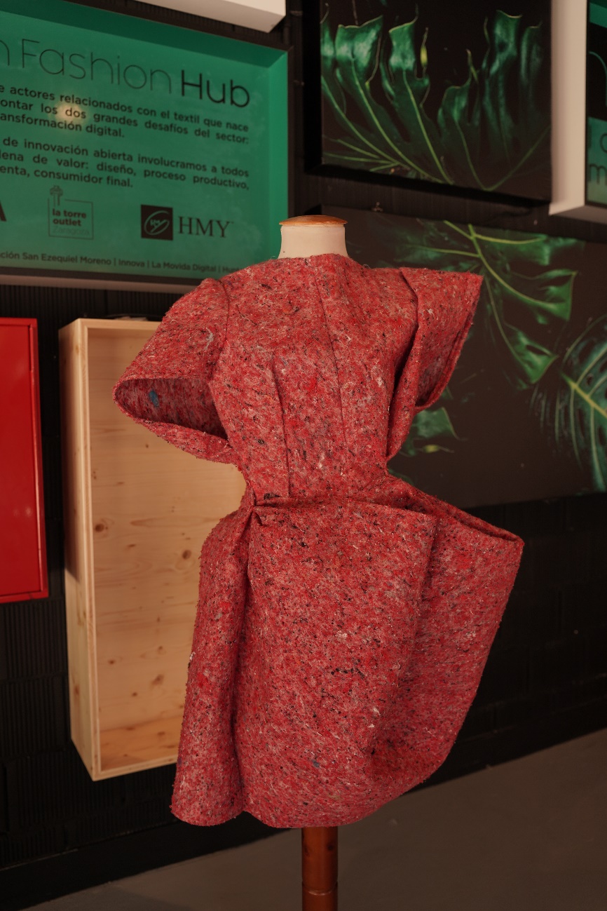 Foto: Modelo realizado con tejido reciclado REVITA y diseñado por alumnos de Hacer Creativo expuesto en el espacio de Aragón Fashion Hub