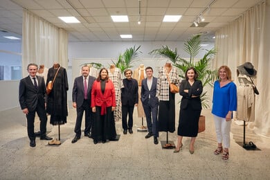 De izquierda a derecha, los consejeros Rafael Prieto, José Luis Sáinz, Diana Morato, Adolfo Domínguez, Antonio Puente, Adriana Domínguez y Maite Aranzábal (ex consejera). FOTO: Punto GA / Agostiño
