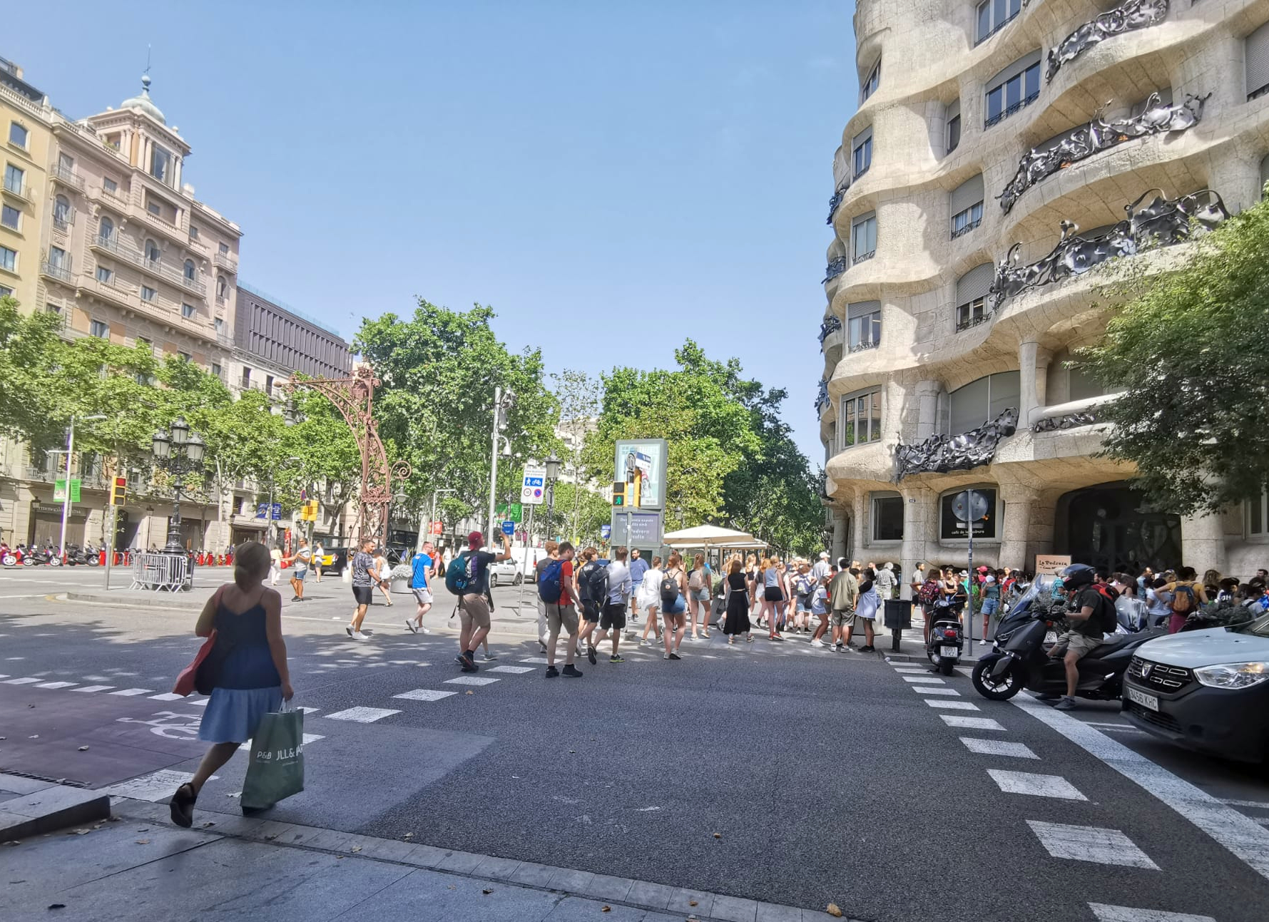 Los domingos abiertos en Barcelona hacen aumentar en un 9% las entradas a las tiendas a lo largo del fin de semana, según TC Group Solutions