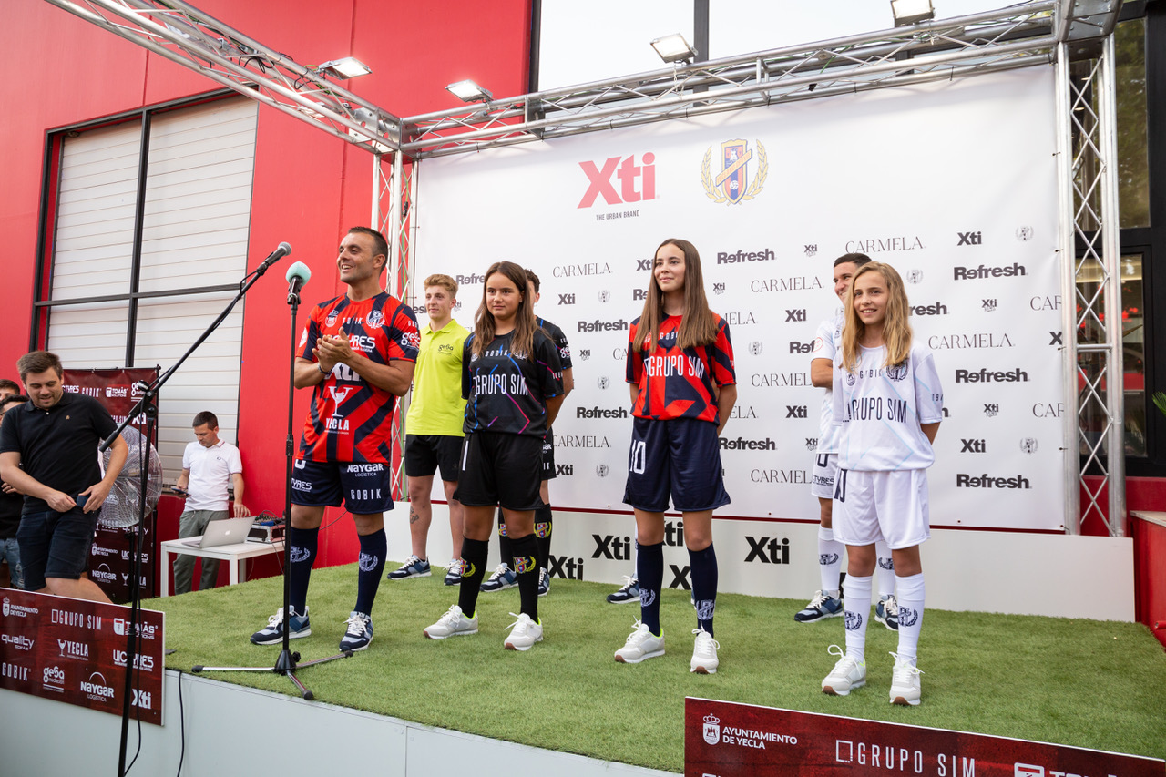 Xti acoge en una gran fiesta la presentación de la nueva equipación del Yeclano Deportivo