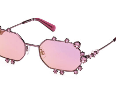 Un viaje inolvidable, aguas cristalinas, bailes al atardecer, y el look ideal acompañado por tus gafas de sol Swarovski.