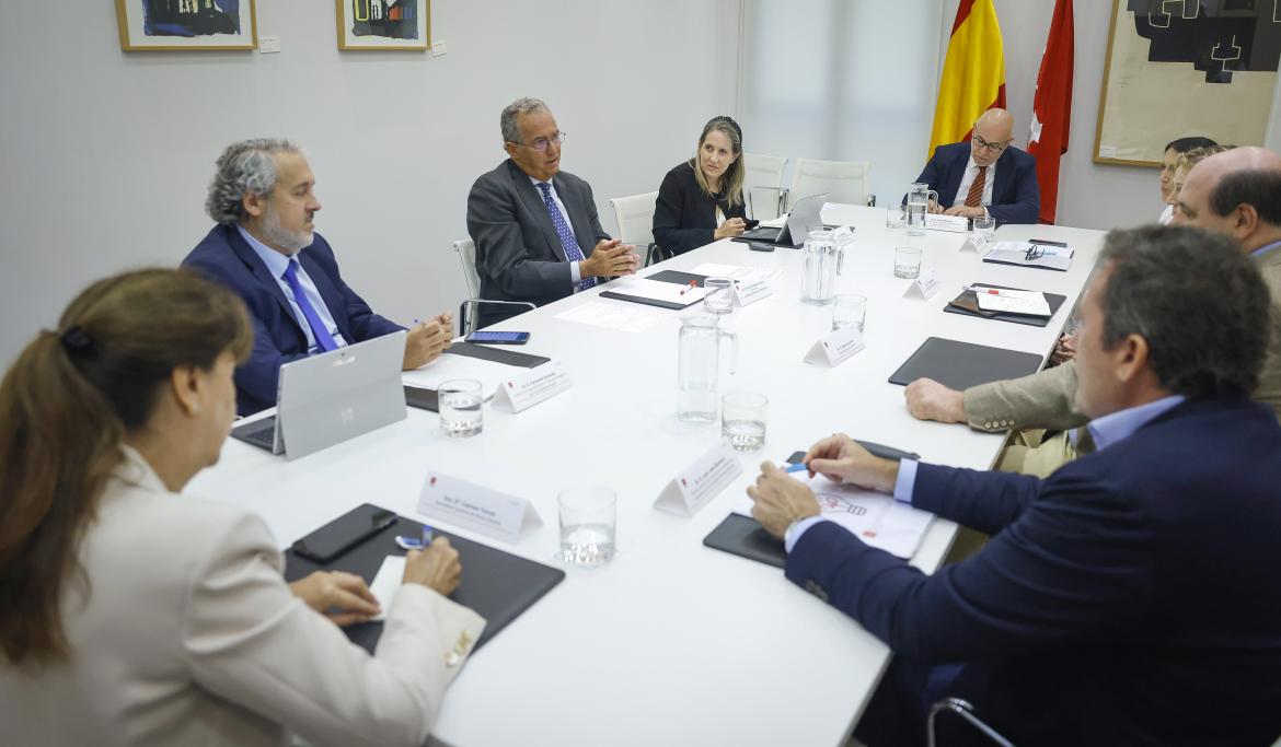 La Comunidad de Madrid comparte su preocupación con los empresarios del comercio y la hostelería por el impacto del decreto estatal de ahorro energético