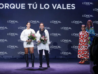 Ulises Mérida y la modelo Lorena Durán ganadores de los premios L’Oréal Paris a mejor colección y mejor modelo de la MBFWMadrid