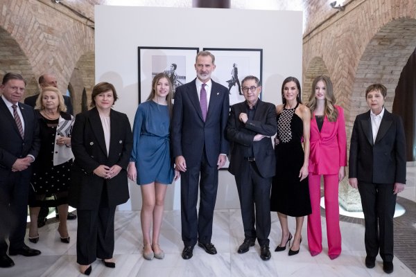 Saludo de SSMM los Reyes de España, la Princesa Leonor y la Infanta Sofía a Roberto Verino en su exposición 40 años de estilo Verino en Oviedo
