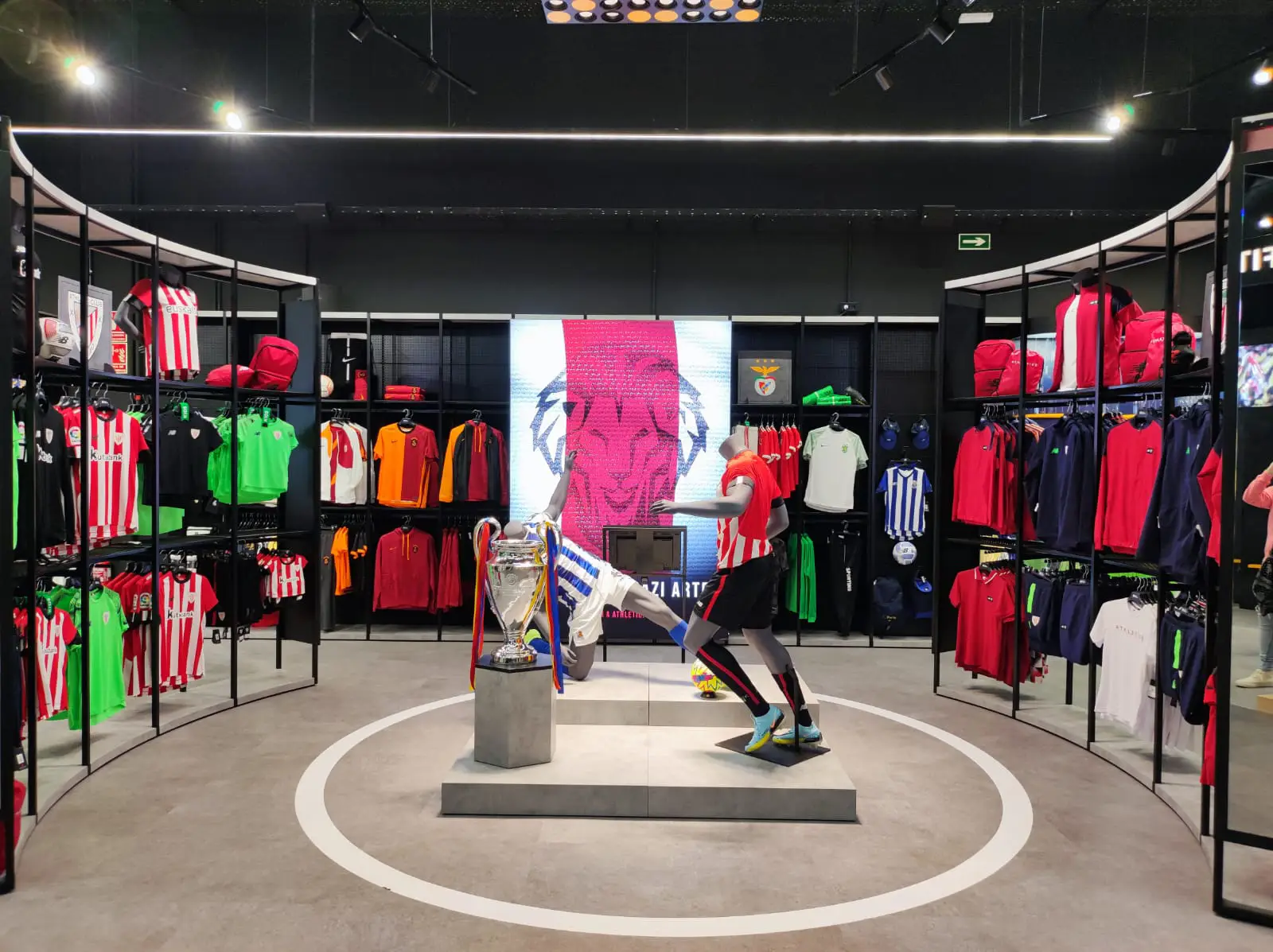 Fútbol Emotion abre la catedral del material de fútbol en Megapark Barakaldo