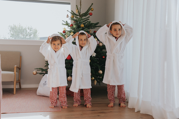 Torres Novas celebra la Navidad dedicándosela a los más pequeños: con sus famosos albornoces, ¡ahora en talla mini!