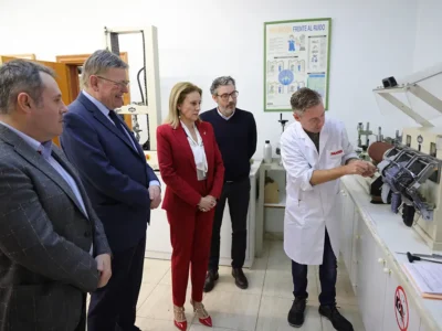 Ximo Puig visita la empresa de calzado de seguridad Panter en Callosa de Segura