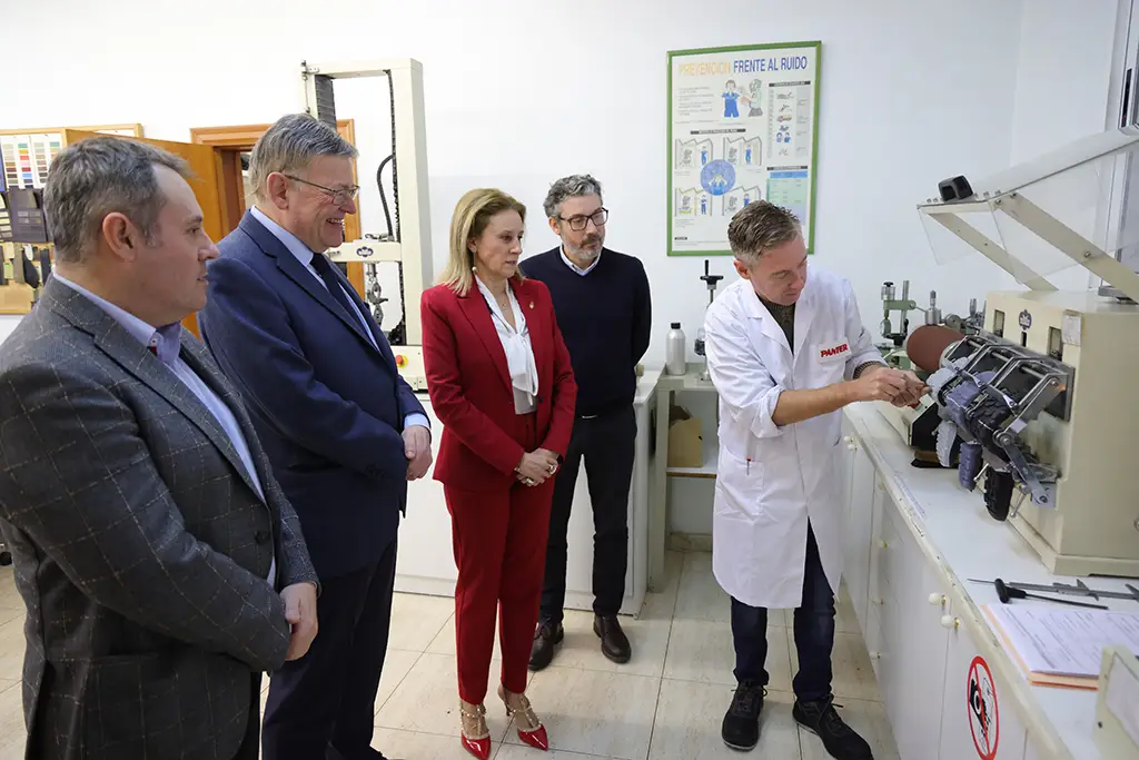 Ximo Puig visita la empresa de calzado de seguridad Panter en Callosa de Segura