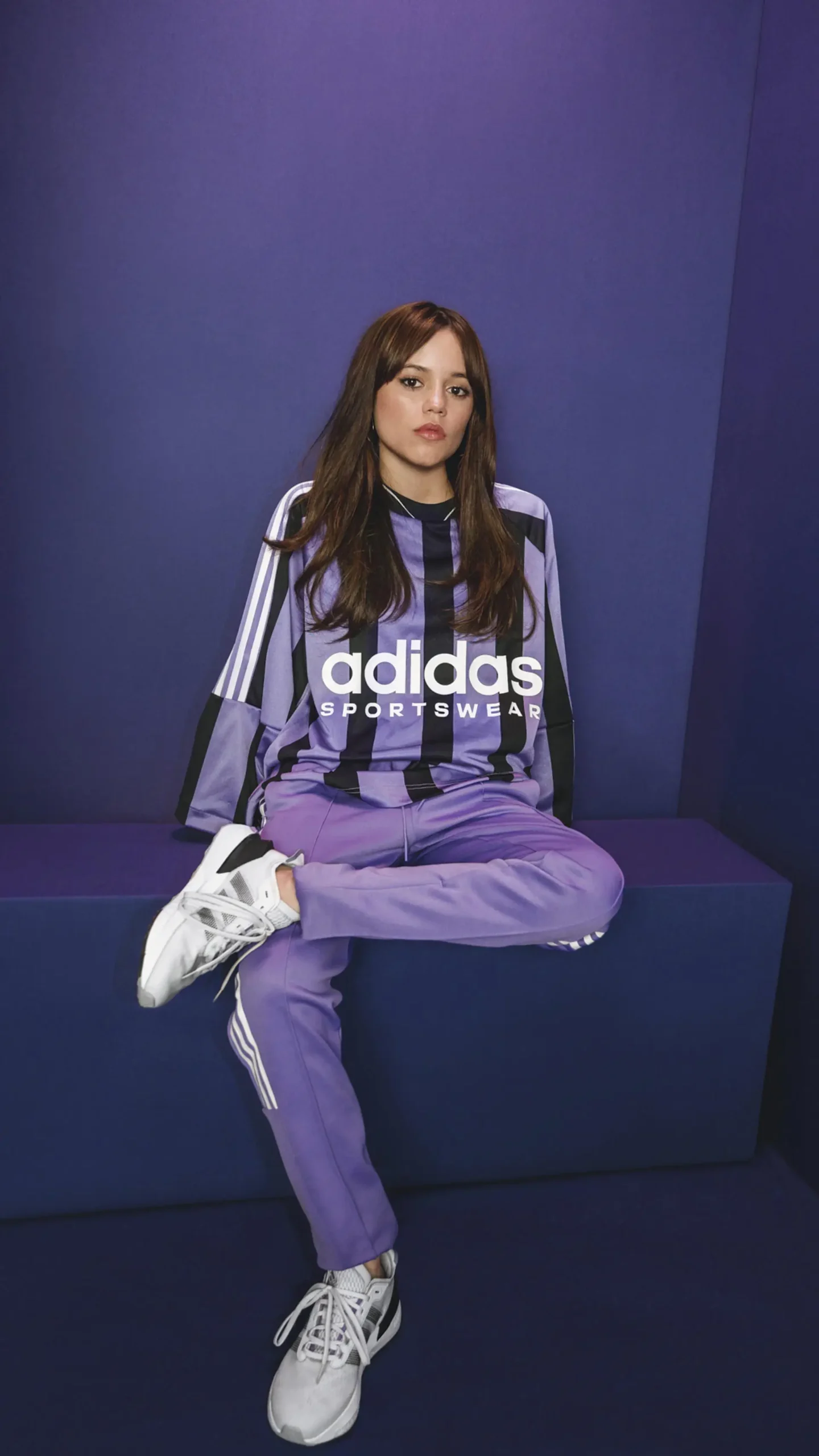La actriz, productora e icono de estilo Jenna Ortega se une a la familia Adidas