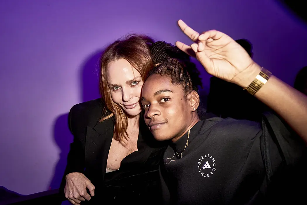 La semana pasada Stella McCartney organizó una fiesta en Los Ángeles para celebrar sus 18 años de asociación con adidas y para presentar su nueva colección Primavera-Verano 23 en una velada icónica que unió música y moda.