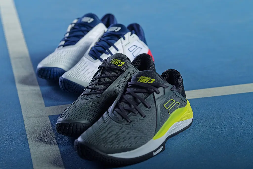 La zapatilla icónica de Babolat se reinventa con un look completamente nuevo, sin dejar de ser fiel a su ADN. Esta tercera generación de la PROPULSE FURY, que ofrece una sujeción sin igual, está disponible para tres tipos de superficies y ofrece una combinación perfecta de dinamismo, confort y durabilidad.