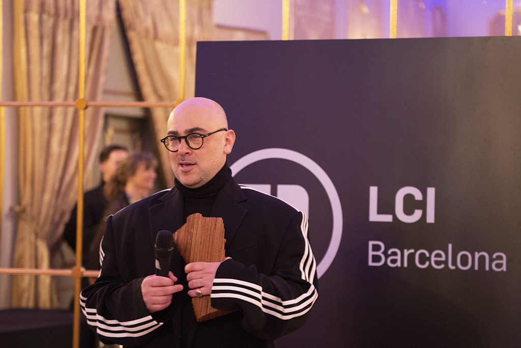 Pablo Coppola (Balenciaga) recibe el premio de LCI Barcelona