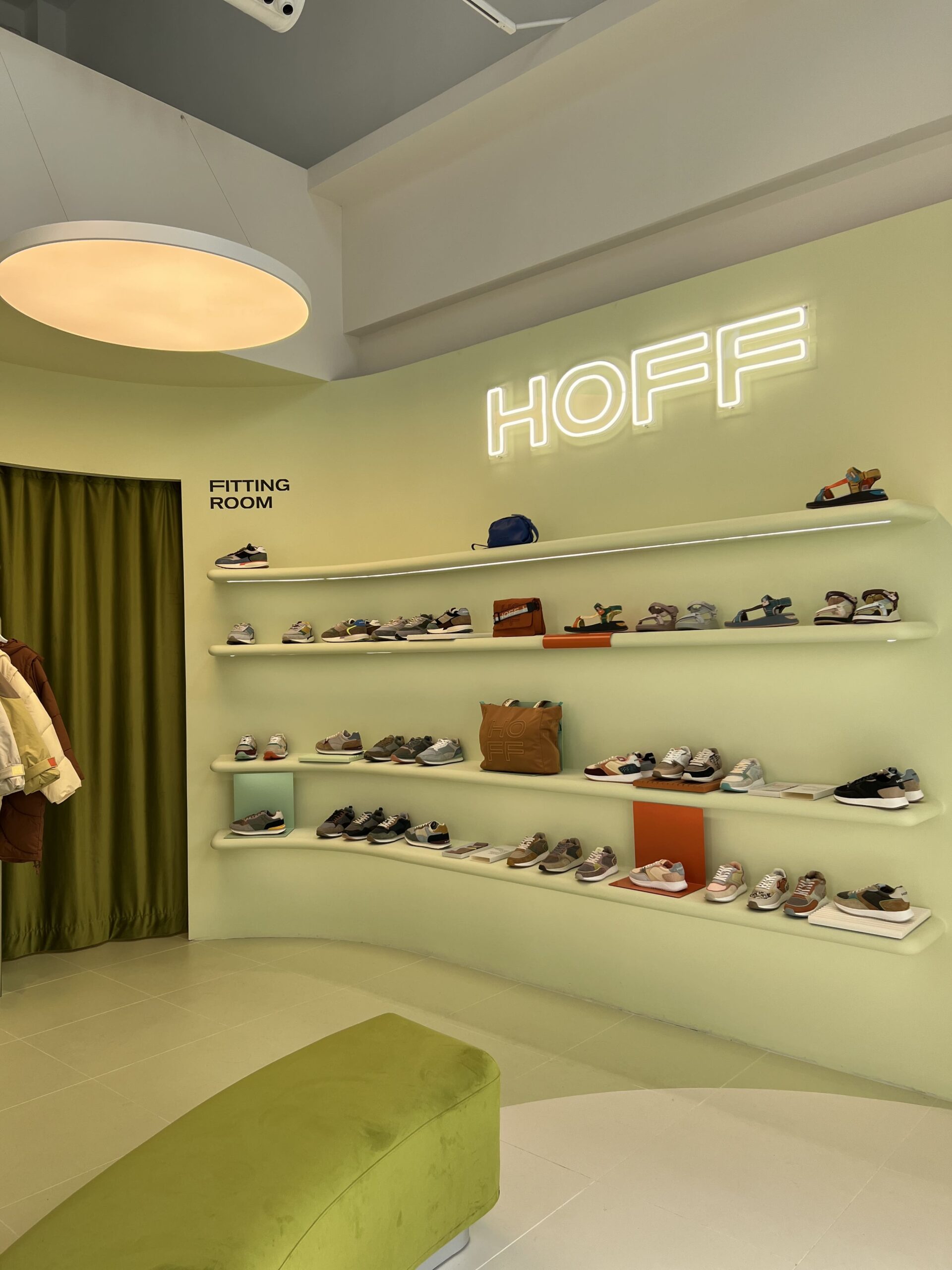 Hoff inaugura boutique en La Roca Village
