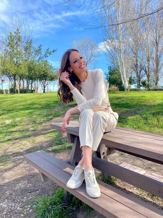 Eva González estrena la primavera con un total look blanco y deportivas Pikolinos a la última