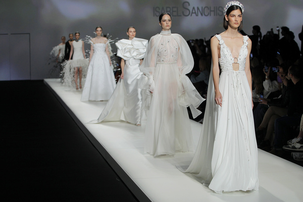 33 firmas desvelarán sus colecciones 2024 en la pasarela de Barcelona Bridal Fashion Week