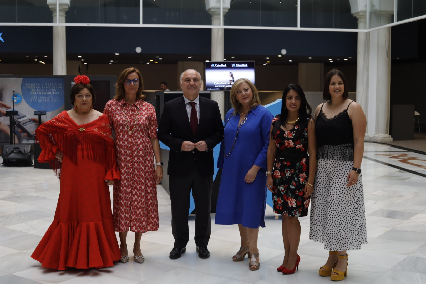 CaixaBank viste de moda andaluza su Store Sierpes en el marco del emprendimiento femenino