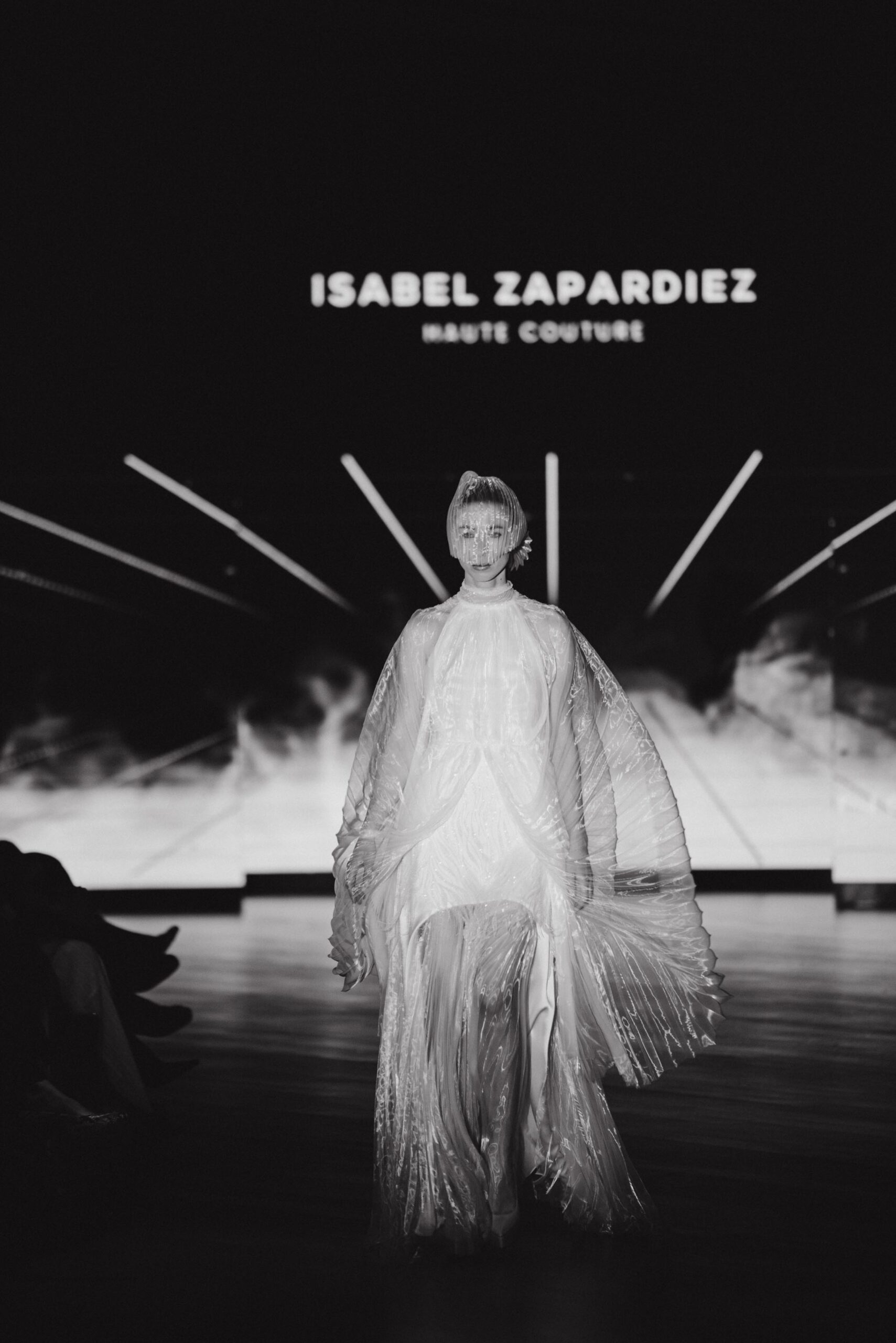 Isabel Zapardiez presenta nueva colección nupcial con guiños a la tecnología de vanguardia