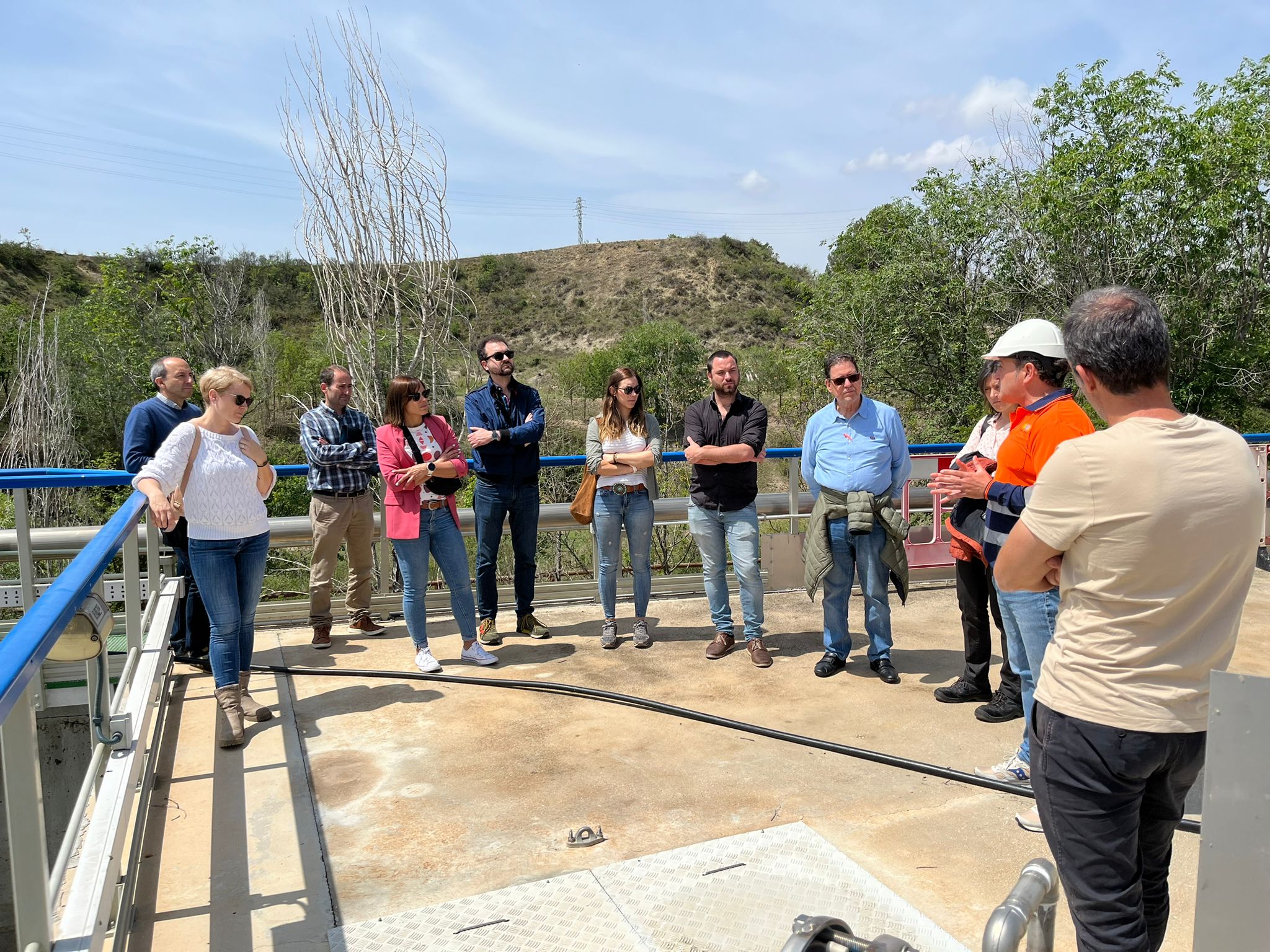 Llegan las primeras cubas de agua regenerada de la depuradora a las industrias curtidoras de Igualada