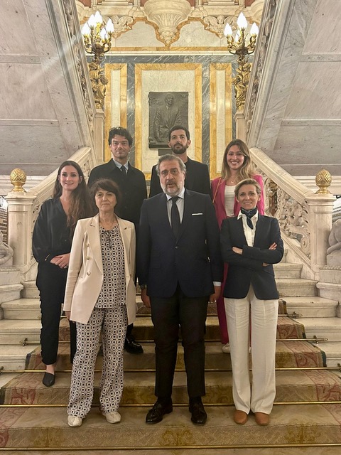 Pie de Foto: Durante la presentación. De izquierda a derecha de arriba a abajo: Carmen Torres, Secretaria General de Confederación ModaEspaña; Ángel Asensio, Presidente de Confederación ModaEspaña; Nadine Padrón, Country Manager de Precis Digital; Almudena Segado, Relaciones Externas Confederación ModaEspaña, Mihalis Tsiropoulos, Gerente Senior de Crecimiento Digital y AcKvación de Información de Datos de Precis Digital; Leonardo Paladini, Jefe de Operaciones para el Sur de Europa de Precis Digital y María Lorente, Especialista en Marca y Digital de Precis Digital.