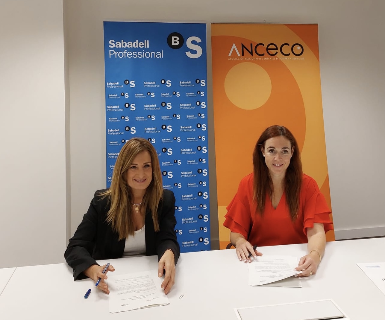 Cristina Menéndez, presidenta de Anceco y Charo Fernández, directora del segmento Sabadell Professional, en el momento de la firma en la sede de Sabadell Professional, en Madrid.