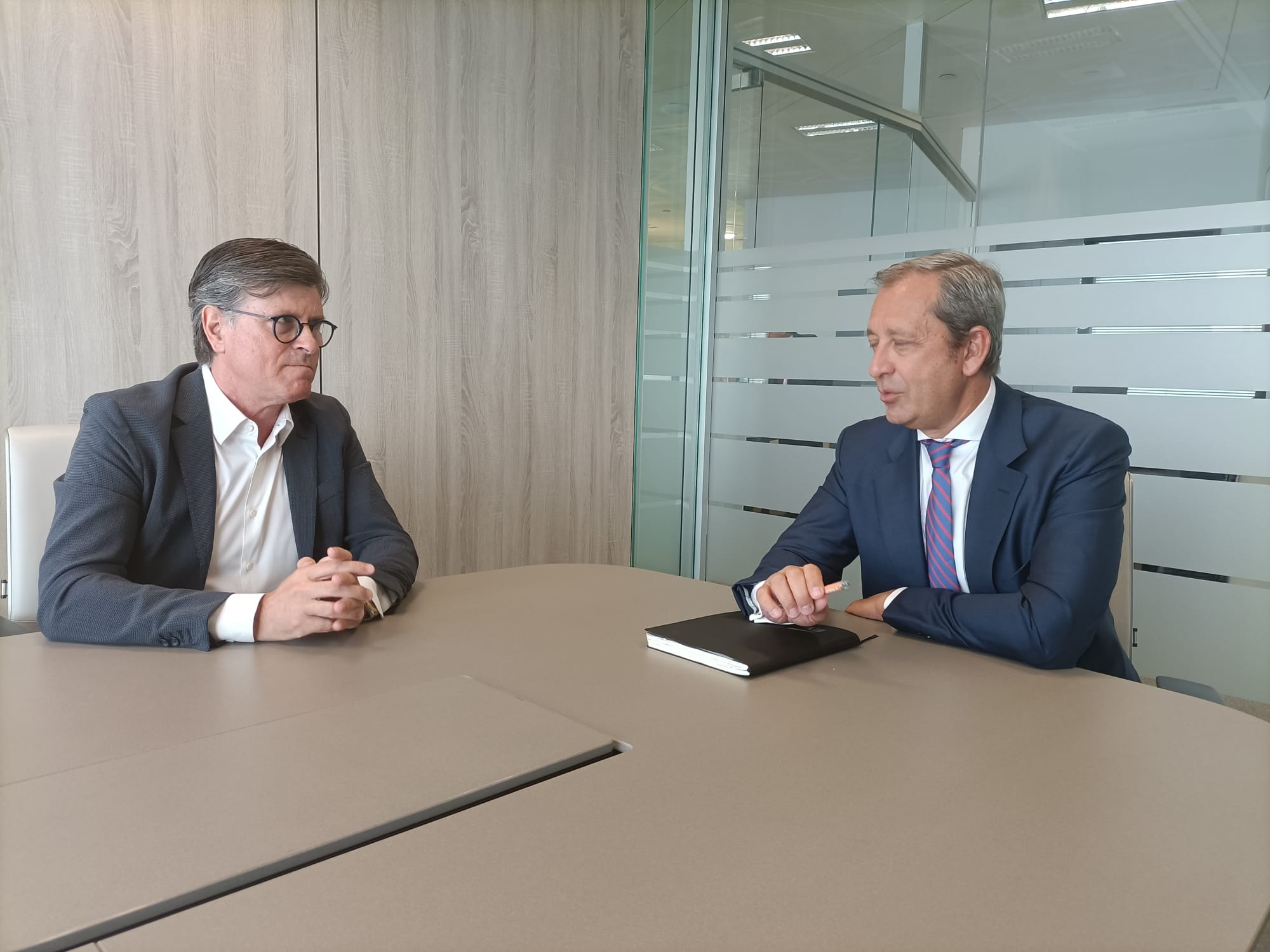 Encuentro entre el vicepresidente del Observatorio Textil y Moda, Juan Parés, con el director de sostenibilidad de la Asociación Española de Banca, Juan Carlos Delrieu.