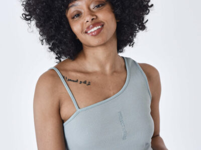 Escote asimétrico y con tirante espagueti, así es el top más buscado de la temporada estival