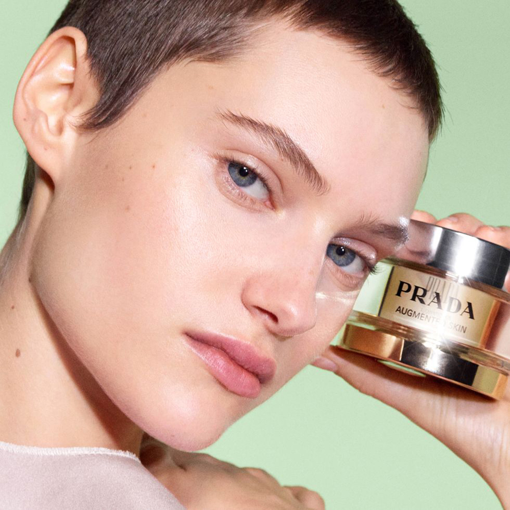Prada presenta su nueva colección de tratamiento y maquillaje con la campaña "Rethinking beauty"
