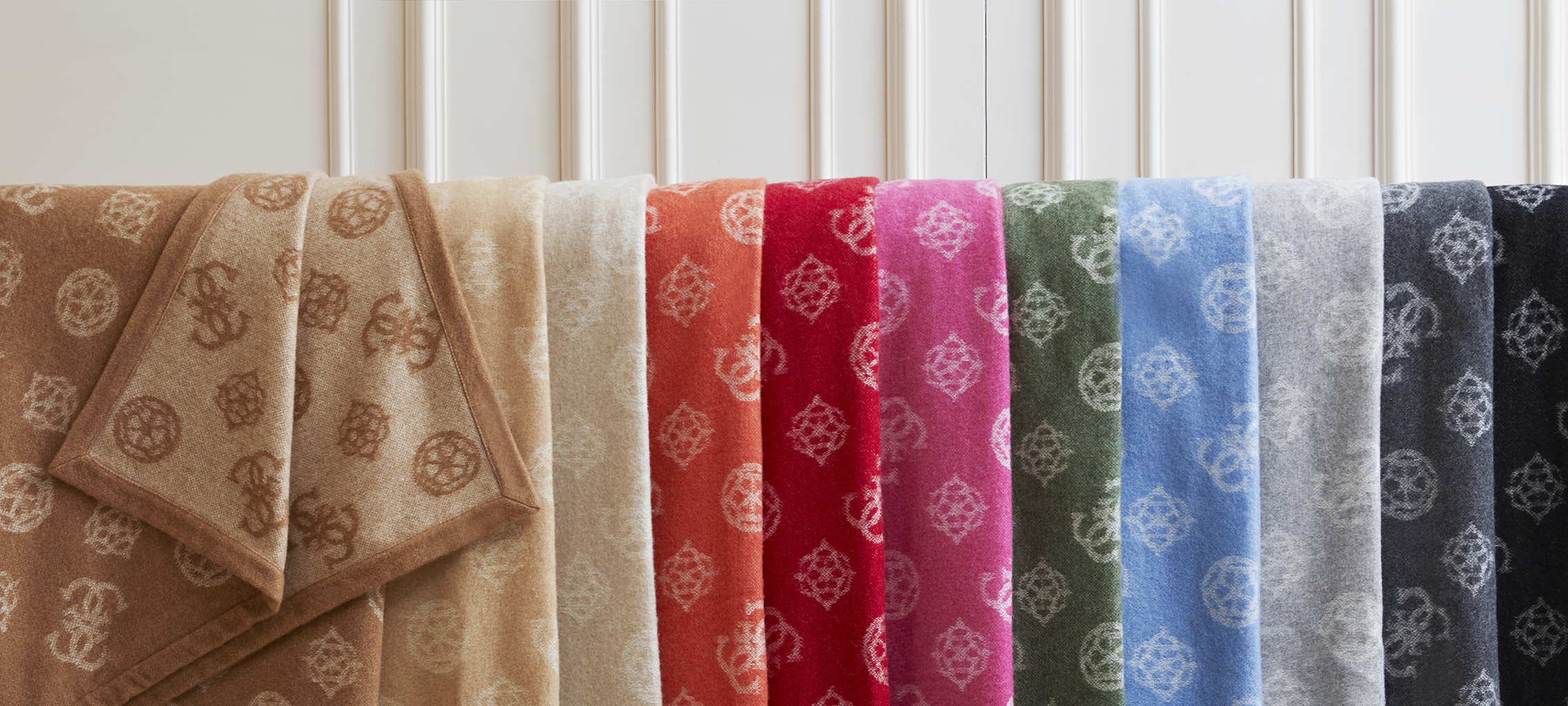 Guess lanza una nueva gama de lujosas mantas de cachemira para la colección de hogar