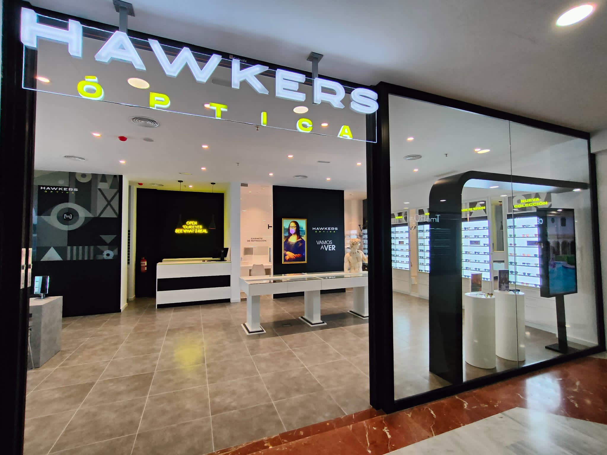 Bahía Sur refuerza su oferta en el sector de eyewear con la apertura de la española Hawkers