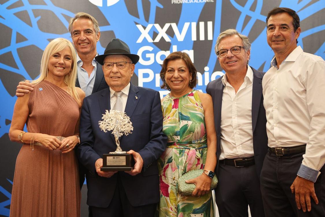 Rafael Bernabeu, cofundador de J’hayber, recibe el Premio de Honor a su trayectoria empresarial en los premios de AEFA