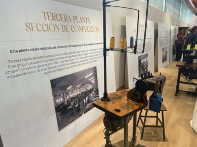 Obrerol Monza inaugura su exposición ‘De patrones y puntadas. 65 años de historia vistiendo el trabajo’