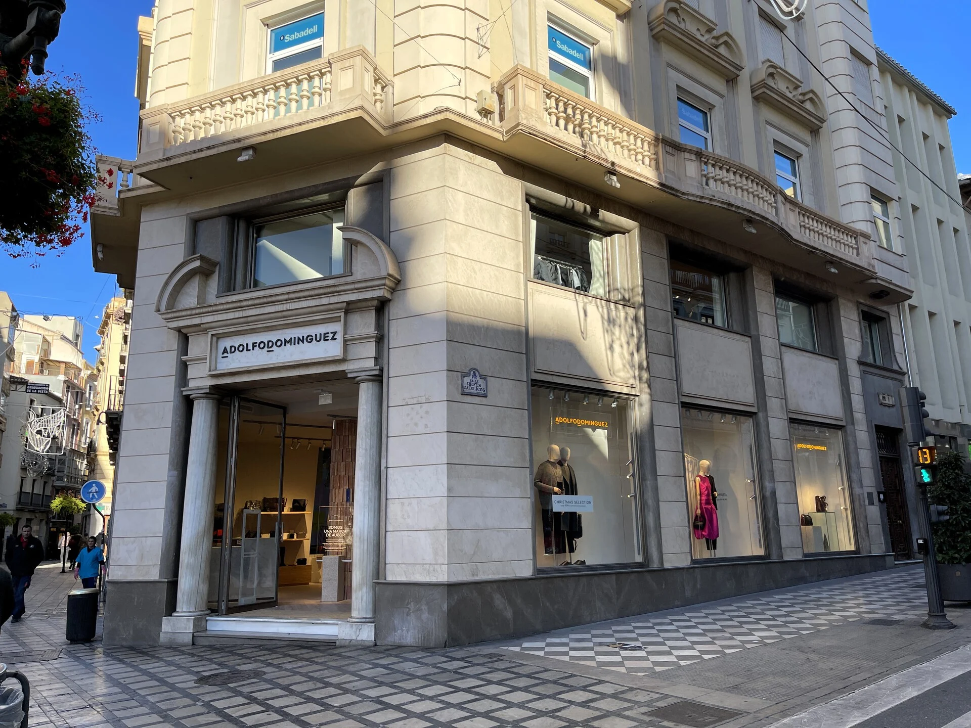 Adolfo Domínguez abre nueva tienda en Granada