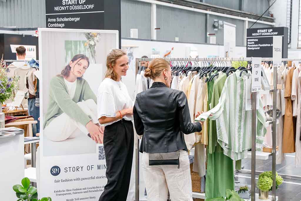 FASHN ROOMS und Neonyt Düsseldorf fanden vom 22. bis zum 24. Juli zum zweiten Mal Seite an Seite auf dem Areal Böhler statt. Mehr als 300 Brands präsentierten ihre Kollektionen für F/S 2024.

Neu: 
START-UP AREA
Komplett neu auf der Neonyt Düsseldorf war die Start-up Area in Bestlage: Eine Plattform speziell für innovative Labels, talentierte Designer*innen und Fashion-Entrepreneurs. Hier wurden Unternehmen gefeatured, die maximal seit fünf Jahren am Markt sind.

THE STAGE - die große Bühne in der ›Alten Schmiedehalle‹
Der gemeinsame Stage der FASHN ROOMS und der Neonyt Düsseldorf. Hierfanden zahlreiche Talks, Interviews und Awards für die Fashion Community statt.

KNOWLEDGE AREA
Die Knowledge Area ist das Zentrum des Wissenstransfers im Rahmen der FASHN ROOMS und Neonyt Düsseldorf. Sie stand dieses Mal ganz im Zeichen des GREEN DEAL der EU und informierte über die damit verbundenen neuen gesetzlichen Herausforderungen im Fashion Sektor. 



FASHN ROOMS & Neonyt Düsseldorf 
FASHN ROOMS and Neonyt Düsseldorf took place side by side for the second time at Areal Böhler from July 22 to 24. More than 300 brands presented their collections for F/S 2024.

New: 
START-UP AREA
Completely new at Neonyt Düsseldorf was the Start-up Area in a prime location: a platform especially for innovative labels, talented designers and fashion entrepreneurs. Here, companies were featured that have been on the market for a maximum of five years.

THE STAGE - the big stage in the ›Alte Schmiedehalle‹.
The joint stage of FASHN ROOMS and Neonyt Düsseldorf. Here numerous talks, interviews and awards for the fashion community took place.

KNOWLEDGE AREA
The Knowledge Area is the center of knowledge transfer at FASHN ROOMS and Neonyt Düsseldorf. This time it was all about the GREEN DEAL of the EU and informed about the new legal challenges in the fashion sector.