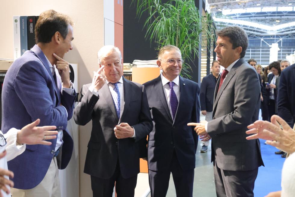 El presidente de la Generalitat Valenciana Carlos Mazón apoya visiblemente al sector textil con su presencia en la feria Heimtextil de Frankfurt