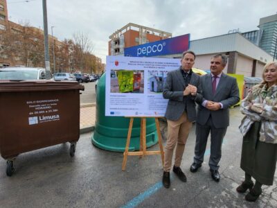 El consejero de Medio Ambiente, Universidades, Investigación y Mar Menor, Juan María Vázquez, junto con el alcalde de Lorca, Fulgencio Gil, hablan sobre las ayudas para implantar o mejorar la recogida separada de biorresiduos, textiles y aceite usado