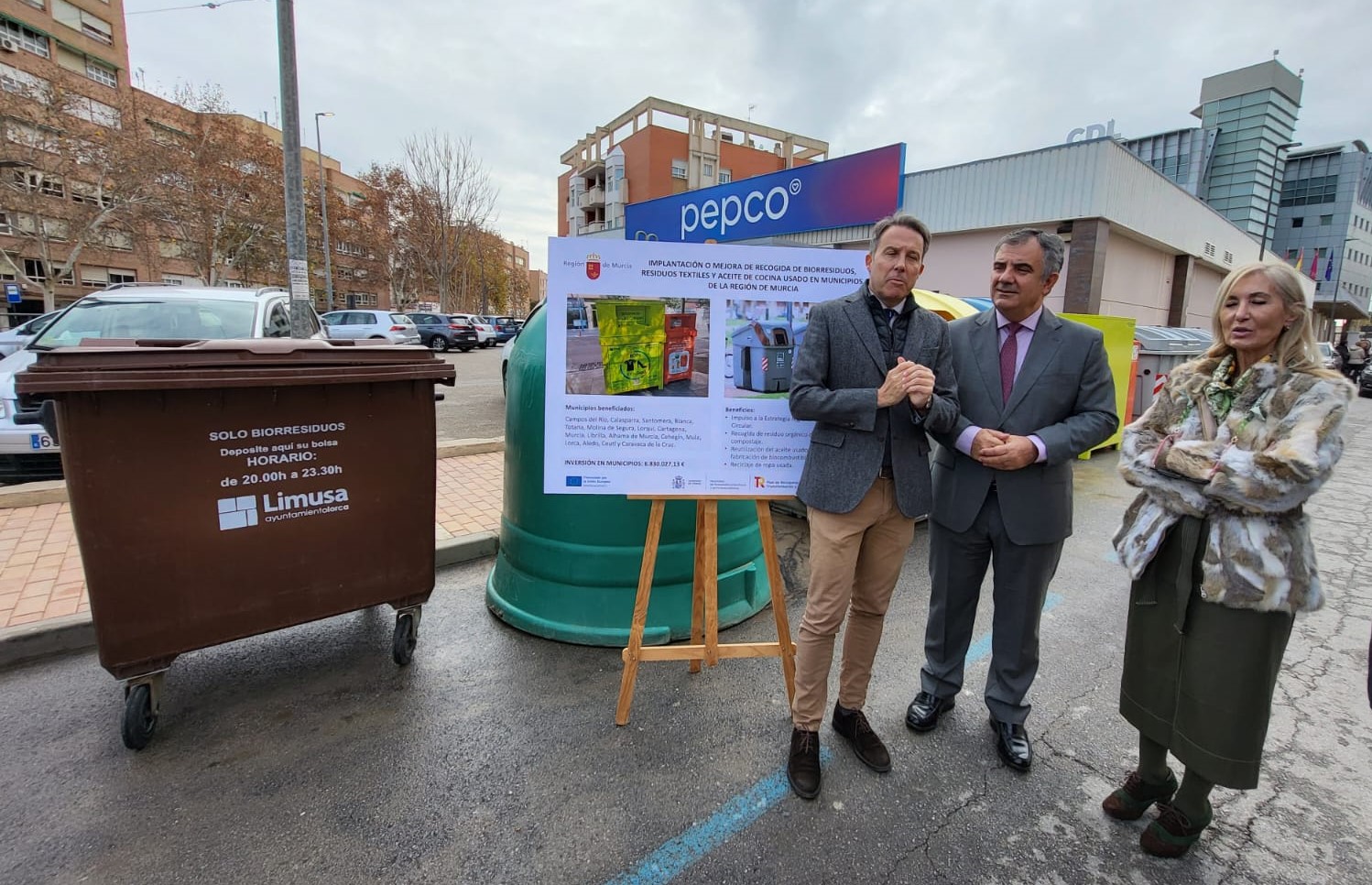 El consejero de Medio Ambiente, Universidades, Investigación y Mar Menor, Juan María Vázquez, junto con el alcalde de Lorca, Fulgencio Gil, hablan sobre las ayudas para implantar o mejorar la recogida separada de biorresiduos, textiles y aceite usado